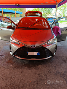 Toyota Yaris Hybrid 1.5 bitone grigio