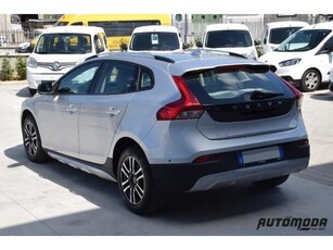 VOLVO V40 CROSS COUNTRY D2 120CV Autocarro N1