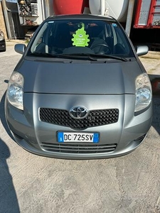 Toyota yaris 1.3 5 porte sol