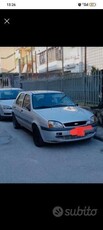 Usato 2001 Ford Fiesta 1.2 Benzin 75 CV (1.000 €)