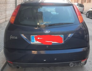 Usato 2001 Ford Focus 1.6 Benzin 100 CV (1.500 €)