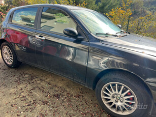 Usato 2006 Alfa Romeo 147 1.6 Benzin 120 CV (2.000 €)