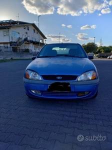 Usato 2001 Ford Fiesta Benzin (700 €)