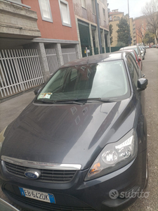 Usato 2010 Ford Focus 1.6 Benzin 101 CV (4.900 €)