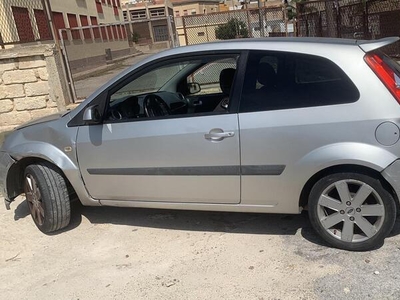 Usato 1998 Ford Fiesta Benzin 100 CV (400 €)