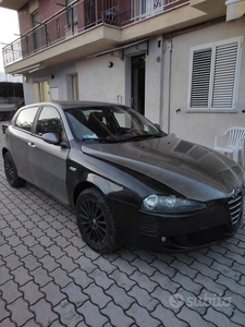 Usato 2005 Alfa Romeo 147 1.9 Diesel 116 CV (2.500 €)