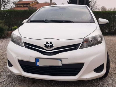 Usato 2013 Toyota Yaris 1.3 Benzin 99 CV (8.700 €)