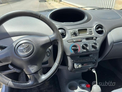 Venduto Toyota Yaris - 2002 - auto usate in vendita