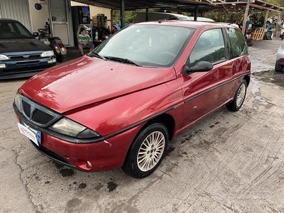 Usato 2002 Lancia Ypsilon 1.1 Benzin 54 CV (750 €)