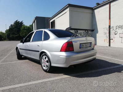 Usato 2001 Opel Vectra 1.8 Benzin 125 CV (1.500 €)