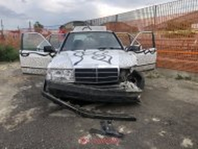 Mercedes 190e incidentata