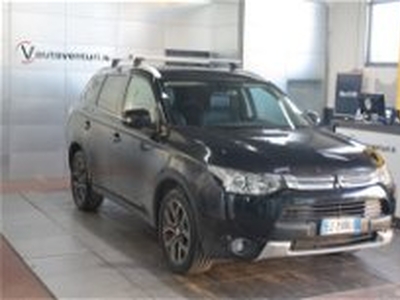 Mitsubishi Outlander 2.2 DI-D 4WD Instyle Plus SDA 7 posti my 16 del 2015 usata a Civita Castellana