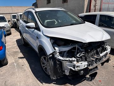 Ford Kuga incidentata sinistrata 2017