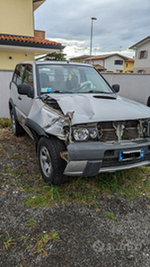 Nissan Terrano II incidentato