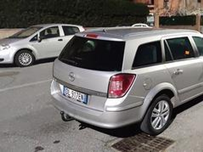 Opel Astra con gancio traino
