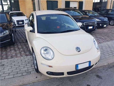 VOLKSWAGEN New Beetle