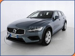 Volvo V60 Cross Country 2.0 b4 Core awd auto del 2023 usata a Milano