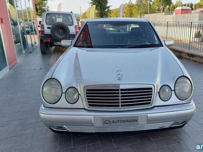 Usato 1996 Mercedes E200 2.0 Benzin 136 CV (2.200 €)
