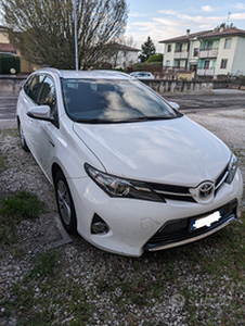 Toyota Auris Hybrid GPL scambio con spider/coupe