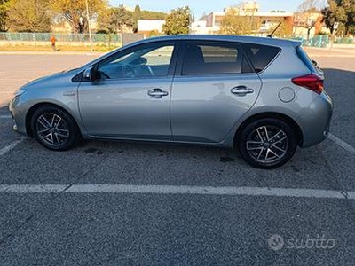 TOYOTA Auris ibrida PERFETTA