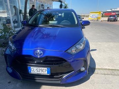 Toyota Yaris 1.0 5 porte Active blu abisso led