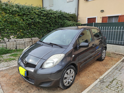 Toyota Yaris 1000cc.Con gancio traino Thule estrai