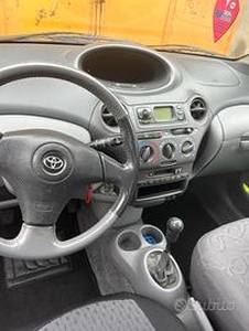 TOYOTA Yaris - 2000