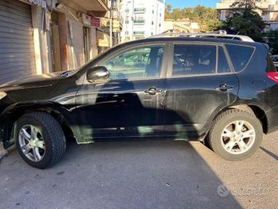 Vendesi Rav4 2.2 D-4D 150cv