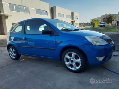 Usato 2003 Ford Fiesta 1.4 Benzin 80 CV (6.500 €)