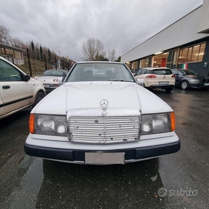 Usato 1987 Mercedes E200 2.0 Benzin (3.500 €)