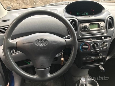 Usato 2000 Toyota Yaris Benzin (2.800 €)