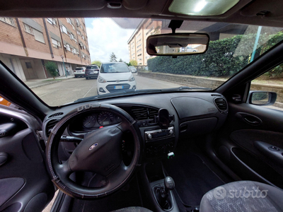 Usato 2001 Ford Fiesta 1.2 Benzin 75 CV (900 €)