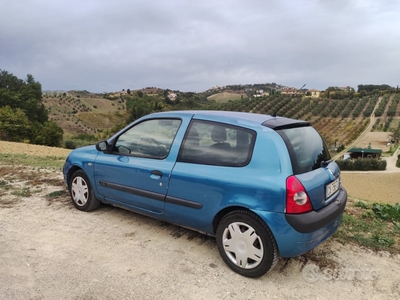 Usato 2003 Renault Clio II 1.2 Benzin 58 CV (1.000 €)