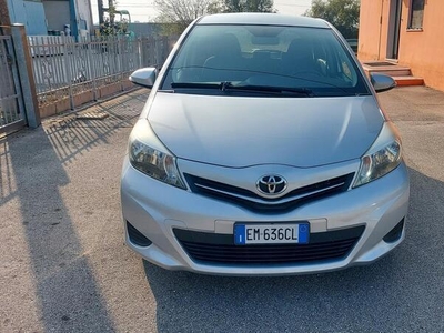 Usato 2013 Toyota Yaris 1.0 Benzin 69 CV (7.600 €)