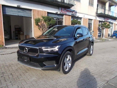 VOLVO XC40 (2017-->)