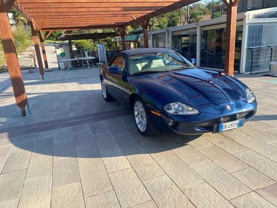 Usato 2000 Jaguar XKR 4.0 Benzin 363 CV (24.000 €)
