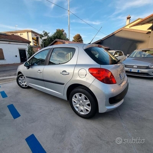 Usato 2007 Peugeot 207 1.4 Benzin 73 CV (3.800 €)