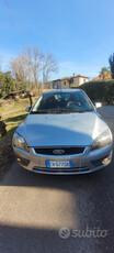 Usato 2005 Ford Focus Benzin (2.900 €)