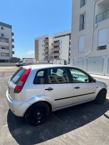 Usato 2005 Ford Fiesta 1.4 Benzin 80 CV (2.800 €)