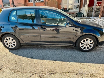 Usato 2007 VW Golf V 1.6 Benzin 102 CV (4.000 €)