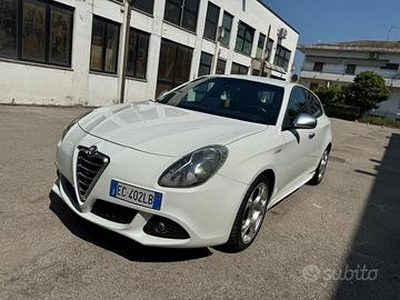 Alfa Romeo Giulietta 5 porte bianca