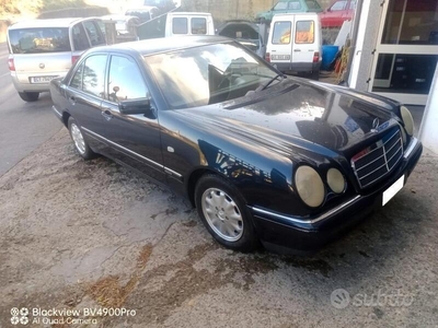 Usato 1996 Mercedes E200 2.0 Benzin 136 CV (3.000 €)