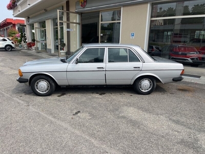 Usato 1982 Mercedes 200 2.0 Benzin 109 CV (6.800 €)