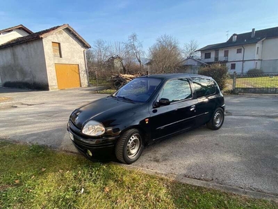 Usato 1999 Renault Clio II 1.6 Benzin 107 CV (3.900 €)