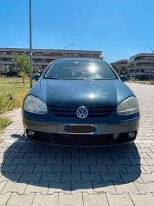 Usato 2006 VW Golf V 1.6 Benzin 102 CV (4.000 €)