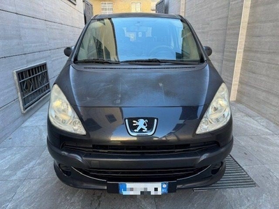 Usato 2007 Peugeot 1007 1.4 Benzin 73 CV (2.200 €)