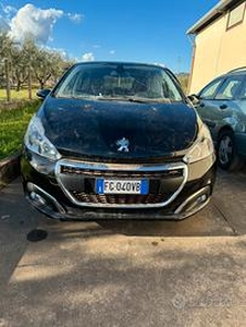 Peugeot 208 12/2016 Incidentata lato guida