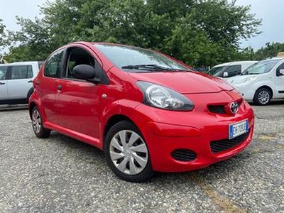 Toyota Aygo 1.0 12V VVT-i 5 porte Sol Connect Red