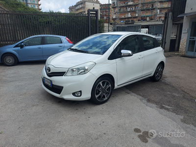 Toyota yaris 2013 1.0benz full optional