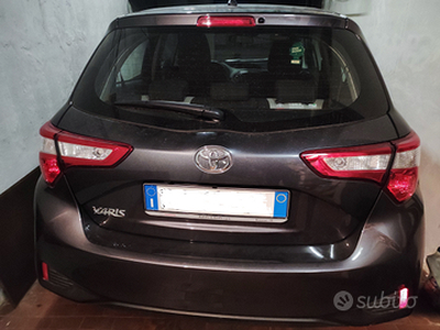 Toyota Yaris grigia 3 serie, 1.0, 5 porte Active